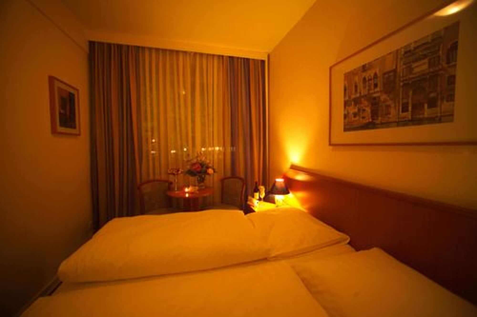 Hotel Mercedes/Centrum Гамбург Экстерьер фото